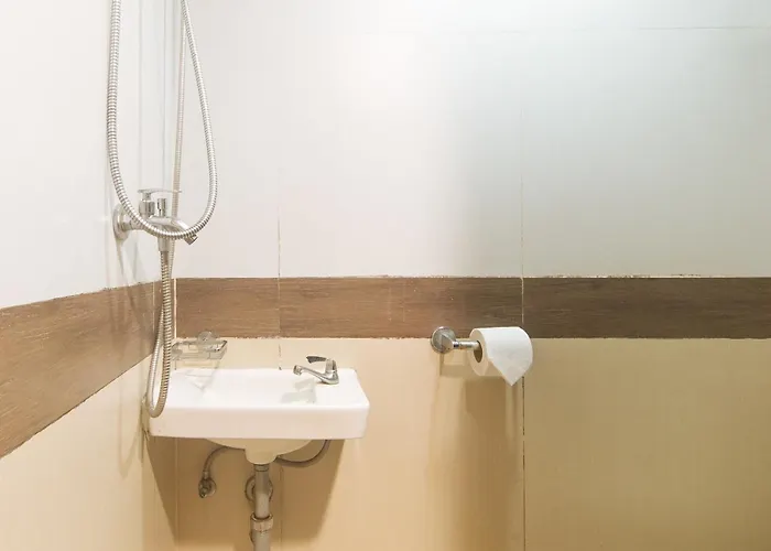Hotel Reddoorz Premium At Mytown New York 2*